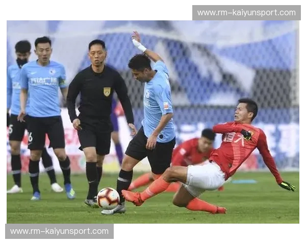 蓝色的激情，黄色的坚韧：大连一方与黄海的足球史诗